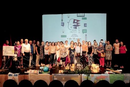 La Escola de Persones Adultes de Alboraya celebra sus más de 35 años con un recital de poesía