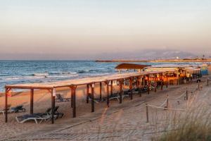 Turisme aconsegueix avançar l'obertura dels xiringuitos a la platja d'Oliva