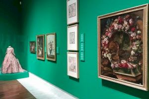 Una exposició del Museu de Belles Arts de València narra la relació entre la pintura de flors i els teixits de seda
