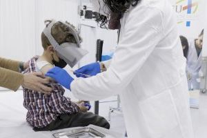 Estudian el uso de la realidad virtual como técnica para reducir la ansiedad y la sensación de dolor de los niños en la vacunación