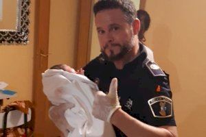 Un policía local de Algemesí asiste a un parto en un domicilio del municipio