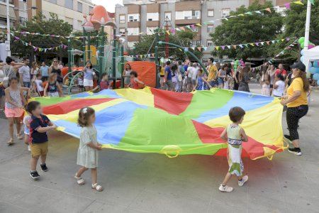 Centenars de famílies, xiquets i xiquetes es congreguen a la plaça de la Casota de Paiporta per a celebrar la fi de curs