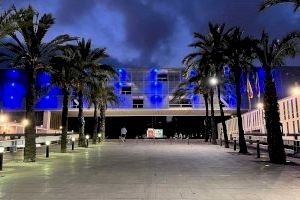 Benidorm conmemora el Día Mundial del Refugiado iluminando de azul sus edificios más emblemáticos