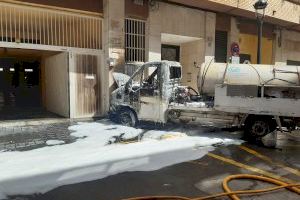 Un camión cuba se estrella y arde contra un edificio en Valencia