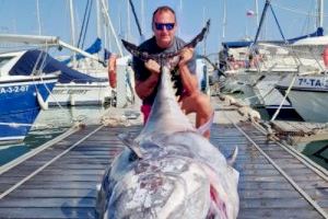 Una tonyina vermella de 242 quilos: L'espectacular captura d'un pescador de Borriana