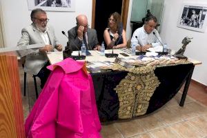 De España valora la labor de investigación de Pepe Tebar al presentar el cuadríptico “Matadores de toros de Alicante”