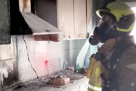 El incendio de una vivienda en Dénia deja dos heridos leves por inhalación de humo