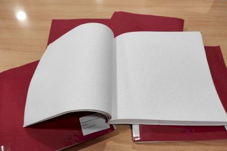 La Biblioteca Municipal de Vinaròs recibe una donación de libros escritos en sistema Braille
