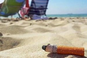 La Generalitat anima a los Ayuntamientos a prohibir fumar en sus playas