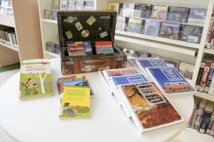 La Biblioteca de Paiporta renueva su catálogo de guías de viaje