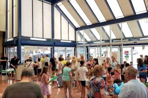 Los Mercados Municipales de Elda celebran la fiesta de bienvenida del verano y entregan los premios del concurso de dibujo de ‘Mercacoles’