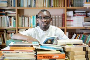 De Valencia a Burundi: Un sacerdote envía 8.000 libros solidarios a su país natal
