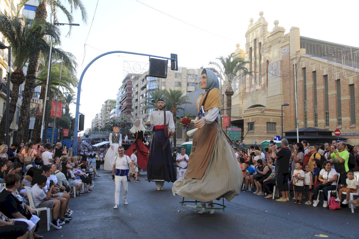 Barcala incide en la promoción que el Desfile Folclórico tiene para Alicante y las Hogueras