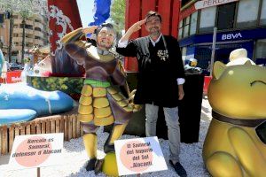 La hoguera Mercado Central dona un ninot al Ayuntamiento para conmemorar el centenario de la inauguración del Mercado