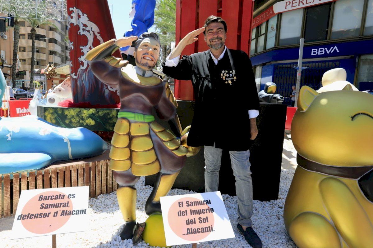 La hoguera Mercado Central dona un ninot al Ayuntamiento para conmemorar el centenario de la inauguración del Mercado