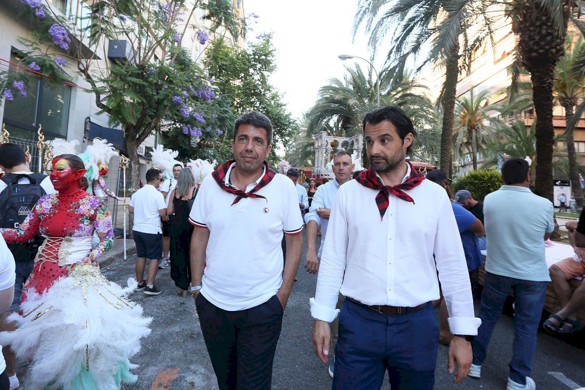 Desfile folkórico de les Fogueres de Sant Joan