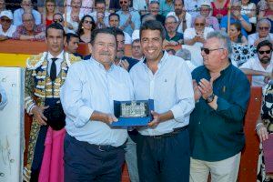 El presidente de la Diputación participa en el homenaje al cirujano de la Plaza de Toros de Alicante