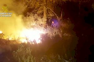 Extinguen un incendio en Enguera cercano a una gran masa forestal