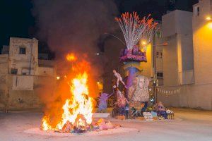Una espectacular cremà pone fin a las primeras hogueras de El Raval en honor a San Juan tras la pandemia