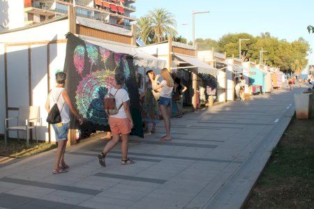 El comerç s'acosta a la costa de Benicàssim amb el mercat d'artesania Torre de Sant Vicent