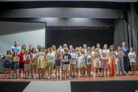 Alberic recoge los Premios Literarios Escolares Rafael Giner con la publicación de ‘Albericontes’