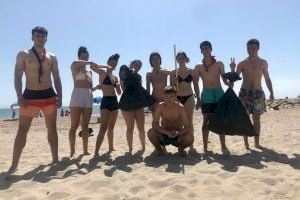 Scouts de Madrid se desplazan a El Campello para realizar una campaña de limpieza de playas