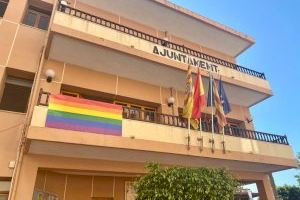 La pancarta arcoiris engalana la fachada del Ayuntamiento de El Campello