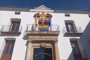 El balcón del Ayuntamiento de Utiel luce la bandera arcoíris como muestra de apoyo al colectivo LGTBI en el Día Internacional del Orgullo