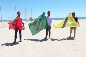 Las playas de Sagunto ya cuentan con banderas sobre el estado del mar para personas daltónicas este verano