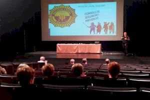 La Policía Local de Sagunto impartió una charla sobre consejos de seguridad para personas mayores
