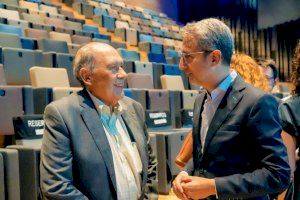 El conseller Arcadi España y el jubilado Carlos Sanjuán, artífice de la campaña ‘Soy mayor, no idiota’ y galardonado por el Parlamento Europeo con el premio Ciudadano Europeo 2022
