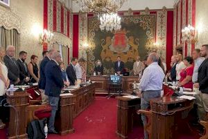El Pleno rechaza la amenaza del Consell a los alicantinos de prohibir celebrar las mascletás en Luceros