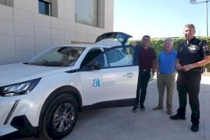 La Diputación de Alicante entrega un coche eléctrico a la Policía Local de La Nucía