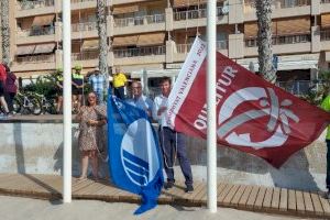 El director general de Turisme, Herick Campos, asiste al izado de Banderas Qualitur en las playas de la Villajoyosa