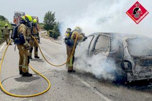 Un incendio calcina un vehículo en Elche