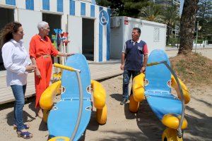 Benicàssim inicia el servei de bany adaptat a Heliòpolis i Almadrava