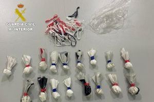 Detienen a dos personas en Montesa con 17 bolsitas de cocaína en su vehículo