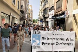 Las personas sordociegas reivindican sus derechos con una manifestación a ritmo de batucada por el centro de Elche