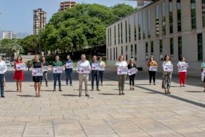 Benidorm enmudece durante un minuto para condenar el último asesinato machista en España