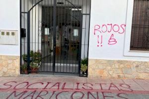 Ataquen l'Ajuntament de Titaigües per penjar la bandera LGTB en el balcó
