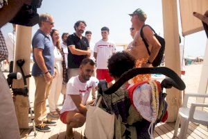 Cruz Roja y Fundación AXA presentan en Gandia una zona de baño asistido para personas con discapacidad