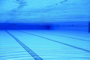 Salvan la vida a una niña de 9 años semiahogada en una piscina de Alberic