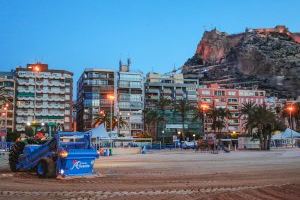 Alicante prolonga hasta mediados de octubre el refuerzo de la limpieza urbana en playas y zonas de costa
