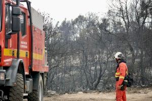 Los bomberos logran estabilizar el incendio de Venta del Moro