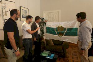 Mazón recibe la bandera oficial del centenario del Elche C.F.