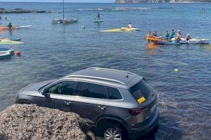 Per què hi ha un cotxe en l'aigua en una platja d'Alacant?
