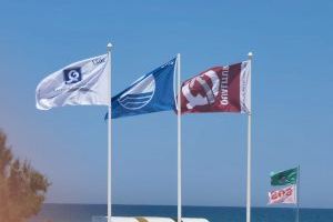 Las banderas de calidad ya vuelven a ondear en las playas de Oliva