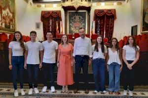 El alcalde felicita al equipo de debate de Salesianos Elche tras quedar subcampeones del torneo nacional celebrado en Valencia