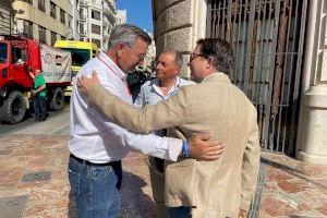 Juan Giner asiste a la llegada de San Cristóbal al Ayuntamiento