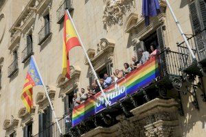 Alicante inicia la Semana del Orgullo con el despliegue de la pancarta en el balcón del Ayuntamiento